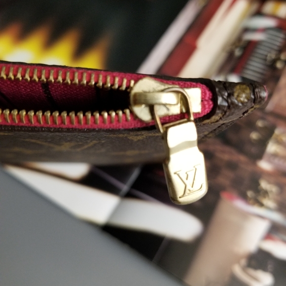 LOUIS VUITTON Classic Monogram Neverfull pouchette - Picture 8 of 13